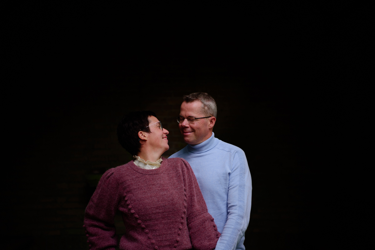 Man en een vrouw kijken elkaar aan met blauwe trui en rode trui