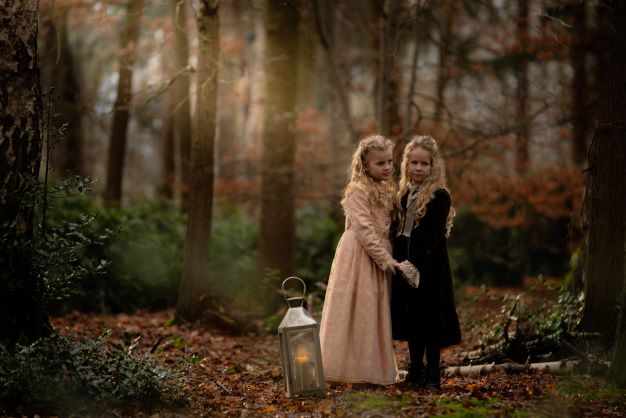 2 meisjes in het bos met jurk fine art