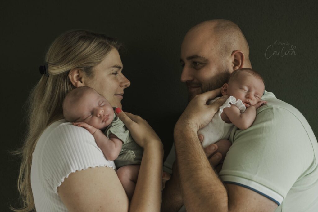 Papa en mama met 2 new born picturebycarlina