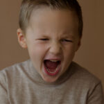 Portret jongen brullen als een tijger!