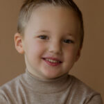 Portret met bruine achtergrond