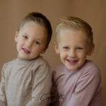 broertjes portret met bruine achtergrond