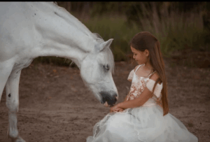portret meisje in prinsessen jurk met wit paard