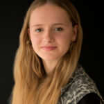 Poertret jonge dame met lang blond haar