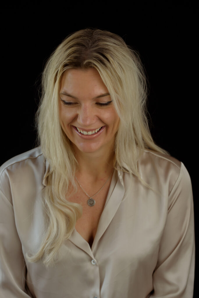 portret lachende vrouw kijkt naar beneden
